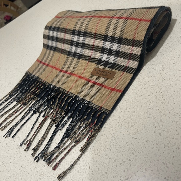 BURBERRY Reversible Cashmere Scarf - Picture 6 of 13